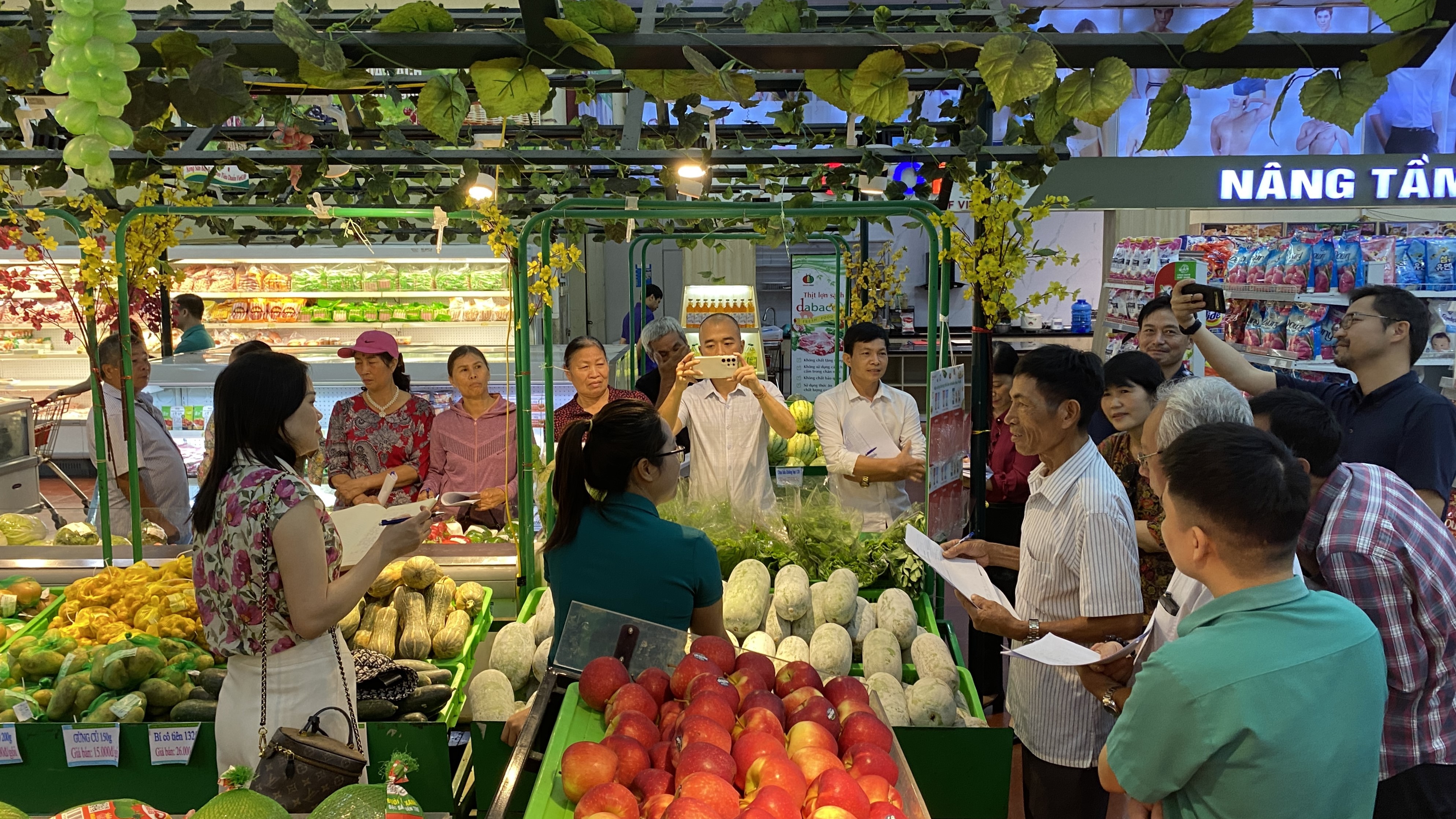 JICA Project for Strengthening Safe Crop Value Chains in Northern Vietnam guiding Bac Ninh farmers to do market research